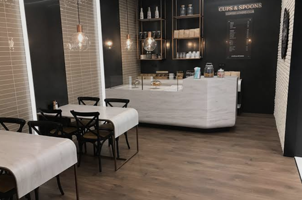 Comptoir et agencement de point de vente en surface solide Krion blanc sur mesure, finition haut de gamme