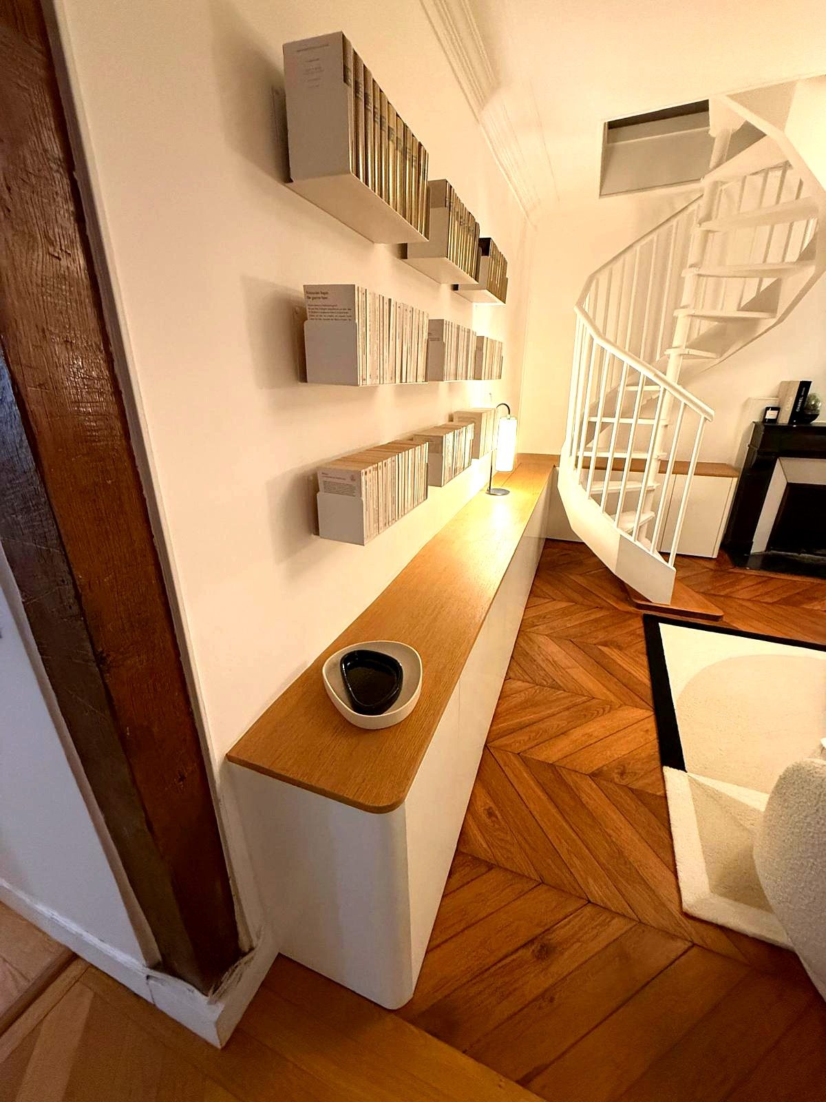Meuble sur mesure et escalier colimaçon - AMH Agencement Paris